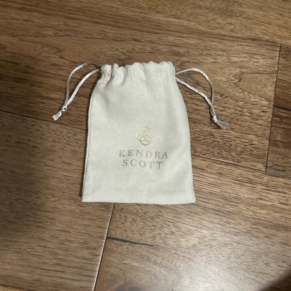 Kendra Scott necklace